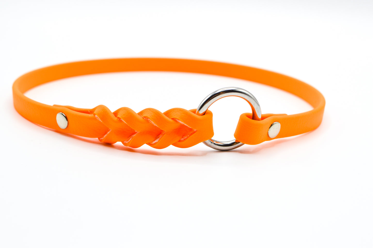 Maßgefertigtes Biothane Markenhalsband geflochten in Pastell-Orange mit Beschlägen in Edelstahl