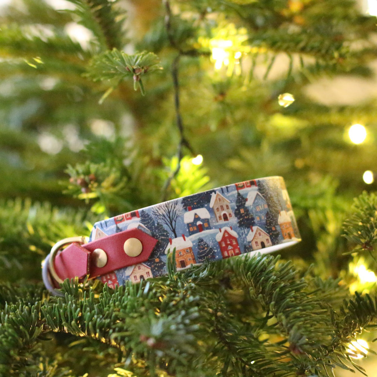 Breites bedrucktes BioThane Hundehalsband für Weihnachten "Christmas Village" mit Crimson Red im Weihnachtsbaum