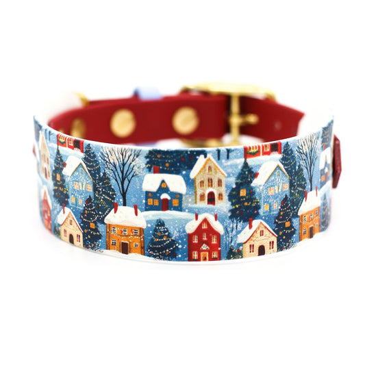 Breites bedrucktes BioThane Hundehalsband für Weihnachten "Christmas Village" mit Crimson Red
