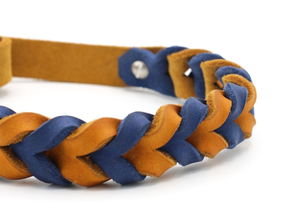 Zugstopp Halsband geflochten zweifarbig in Cognac mit Blau im Detail