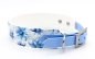 Preview: BioThane Halsband breit in hellblau mit floralem Muster und Schnalle von der Seite