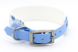 Preview: BioThane Halsband breit in hellblau mit floralem Muster und Schnalle von hinten