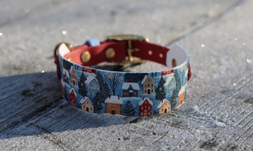 BioThane Halsband und Leine mit Markenband in dunkelrot mit weihnachtlichem Motiv im Detail