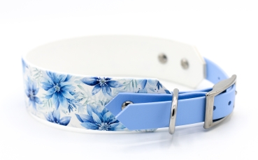BioThane Halsband breit in hellblau mit floralem Muster und Schnalle von der Seite