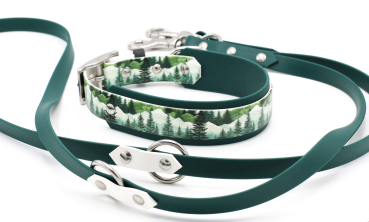 BioThane Halsband breit in dunkelgrün mit Winterwald-Muster mit Leine