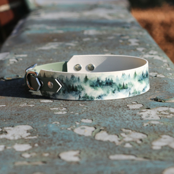 Extra breites BioThane Halsband mit Foggy Mountains Motiv Outdoor Foto von der Seite