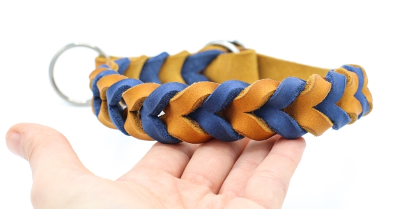 Zugstopp Halsband geflochten zweifarbig in Cognac mit Blau auf der Hand