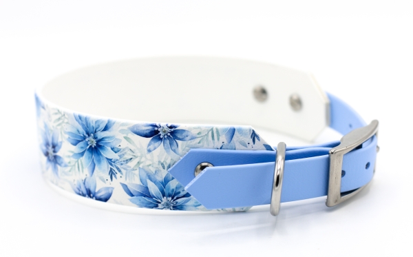 BioThane Halsband breit in hellblau mit floralem Muster und Schnalle von der Seite