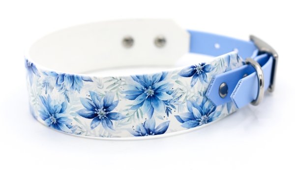 BioThane Halsband breit in hellblau mit floralem Muster und Schnalle von vorne