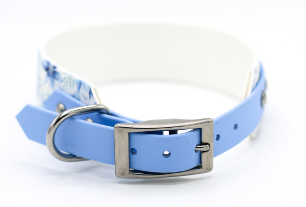 BioThane Halsband breit in hellblau mit floralem Muster und Schnalle von hinten