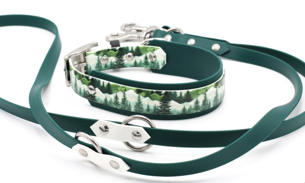 BioThane Halsband breit in dunkelgrün mit Winterwald-Muster mit Leine